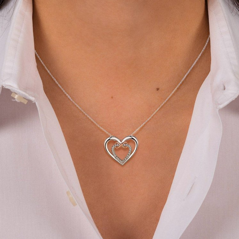 Collar infinito con dos corazones