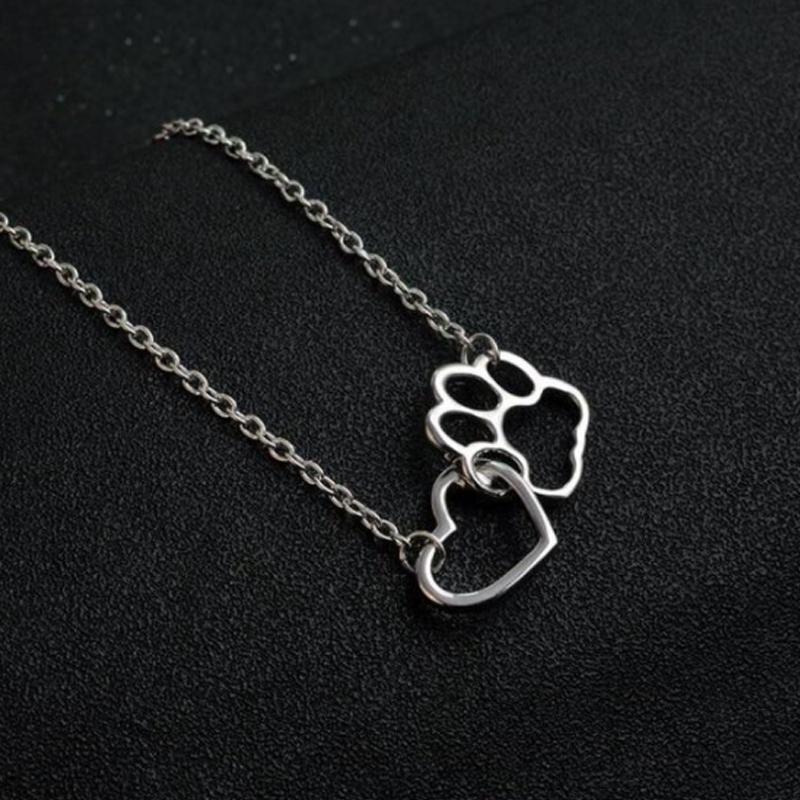 Collar con colgante de pata de perro en forma de corazón