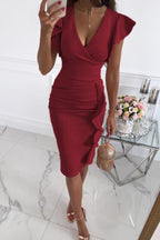 Vestido fruncido con escote en V y dobladillo con volantes de Yara 