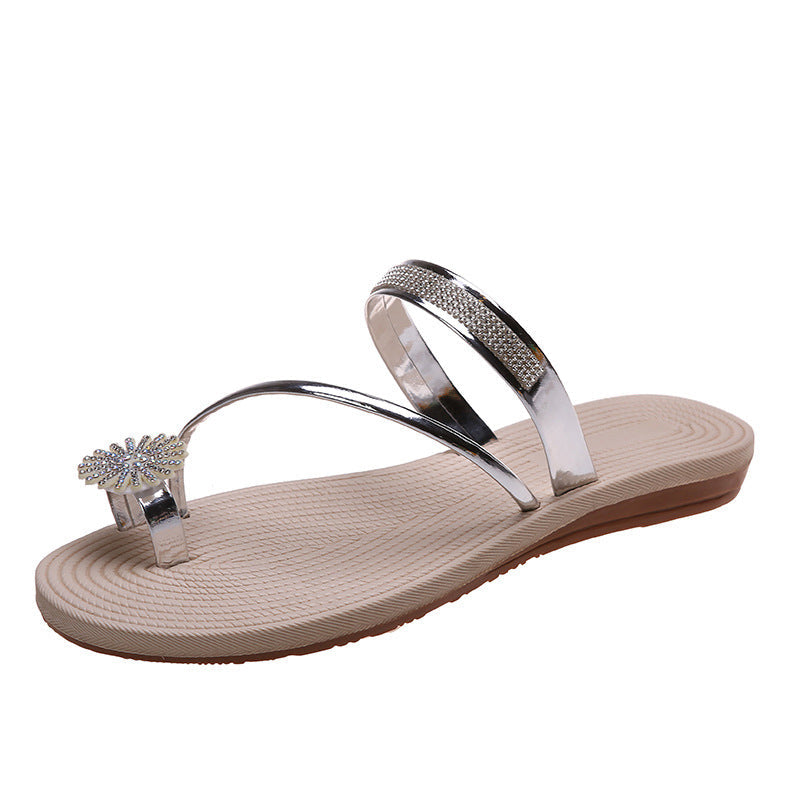 Flat sandals with shiny rhinestones